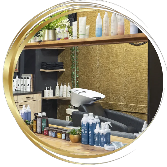 Werkplek in de salon met Trinity Haircare producten op de kaptafel